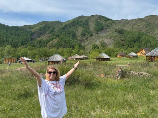 Участница в горной долине на фестивале Сибири «Пять стихий. Места силы» в Хакасии